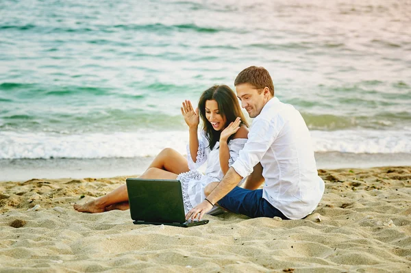 Härligt romantiskt par som kopplar av på stranden . — Stockfoto