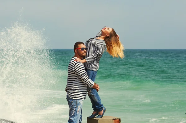 Romantiska par på stranden — Stockfoto