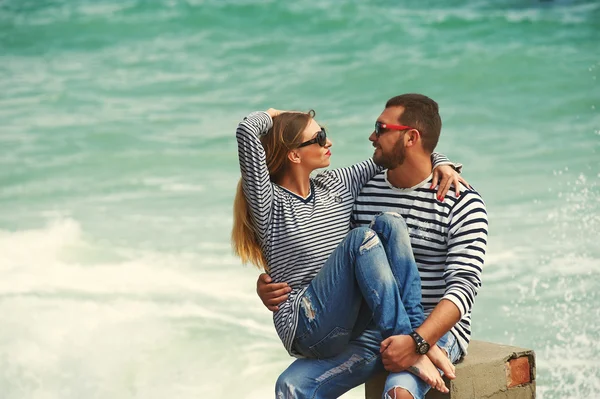Pasangan romantis di pantai — Stok Foto