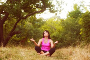 Parkta yoga yapan kız.