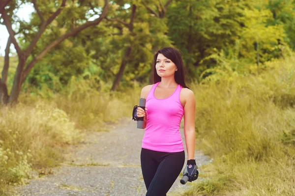 Kız parkta spor devreye girer