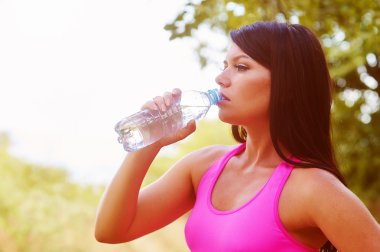 Kız içecekler su Park