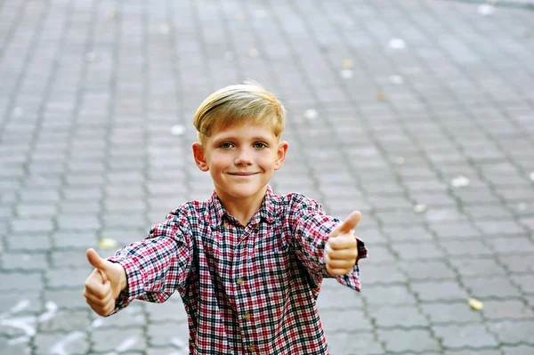 Fröhlicher Junge, Finger oben . — Stockfoto