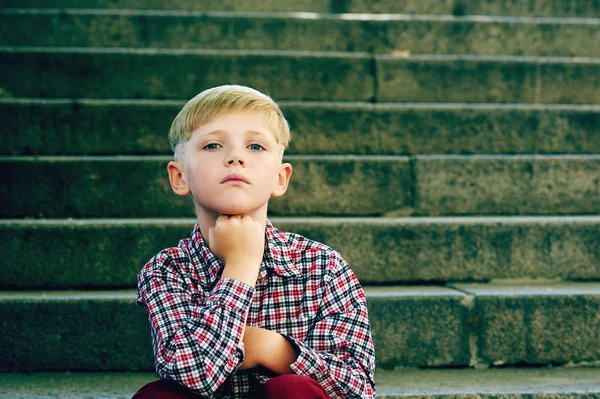 Retrato de un niño en escaleras de piedra —  Fotos de Stock