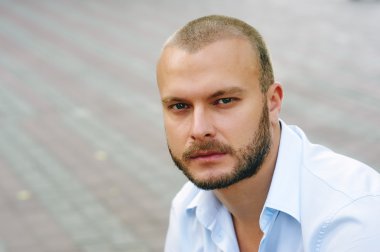 Şehirdeki bir adamın portresi