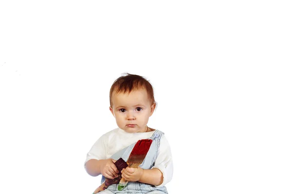 Portrait de petite fille avec de vieux pinceaux, isolé sur blanc — Photo