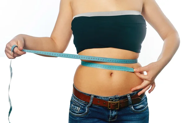 Jeune fille mesurant la taille avec un fond blanc — Photo