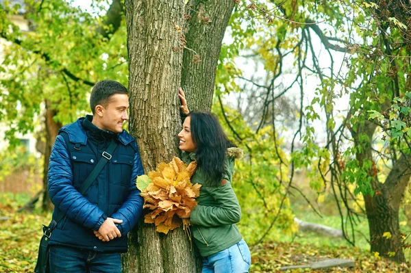 Miłość, relacja, rodzina i koncepcja ludzi - uśmiechnięta para przytulająca się w jesiennym parku — Zdjęcie stockowe