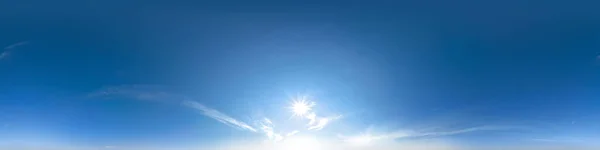 Солнечный День 360 Градусная Панорама Неба Зданий Деревьев Людей Полный — стоковое фото