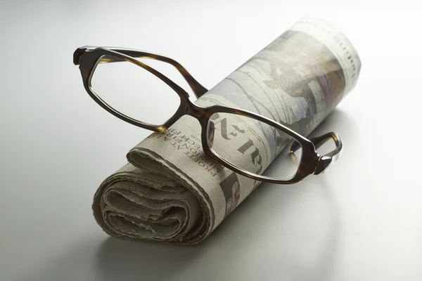 Óculos no jornal — Fotografia de Stock