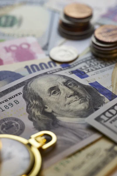 Tijd is geld, geld van de wereld. Close-up . — Stockfoto