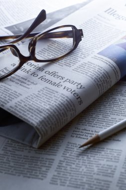 Gazete ve tonda pen.blue gözlük