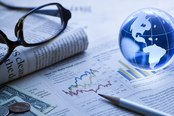 Negocios Globales y Finanzas con Periódico, tonificado azul — Foto de Stock