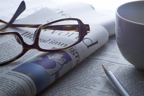 Café sobre periódico, tono azul — Foto de Stock