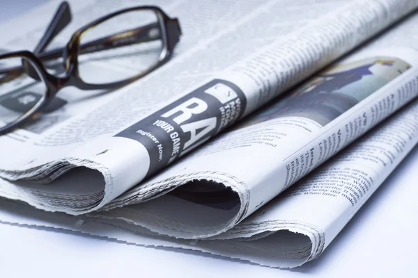 Gafas en periódico, tono azul — Foto de Stock