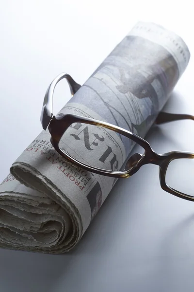 Óculos no jornal, tom azul — Fotografia de Stock