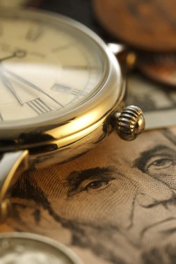 Zaman ve para. Bize dolar - stok görüntü saat