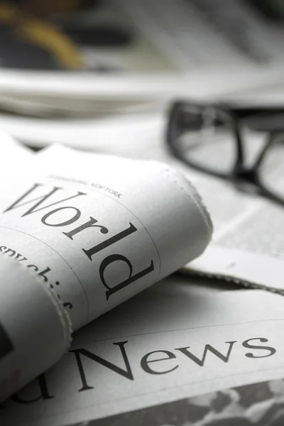 Gafas en periódico y bolígrafo negro . — Foto de Stock