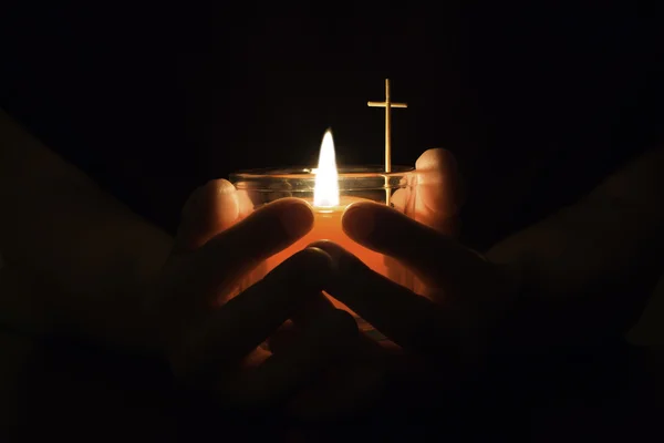 Bougies et croix dans les mains humaines . — Photo