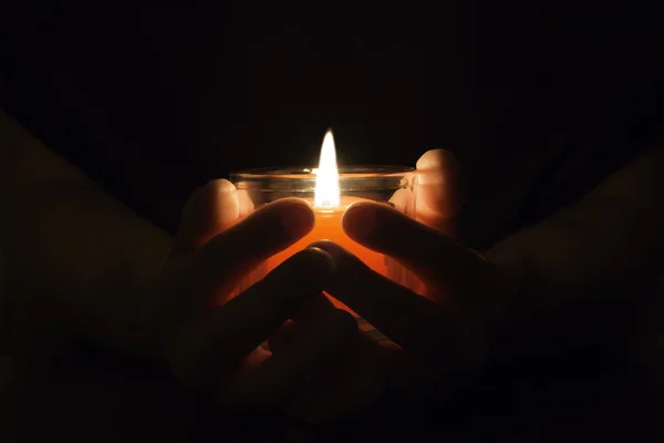 Candele e croci nelle mani umane . — Foto Stock