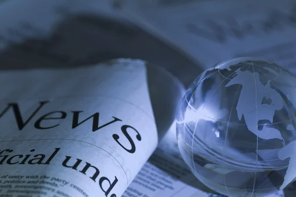 Global Business en Finance met krant — Stockfoto