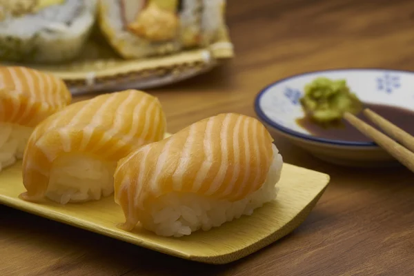Comida japonesa - Sushi y Sashimi —  Fotos de Stock