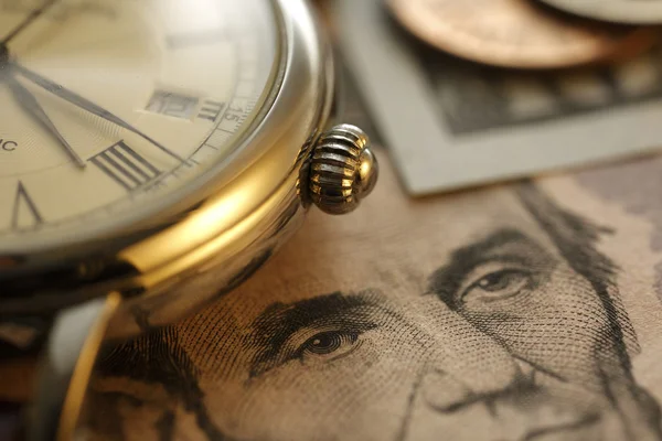 Tempo e denaro. Tono oro. Close up - Immagine stock — Foto Stock