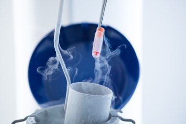 Çelik dewar flask sıvı ile