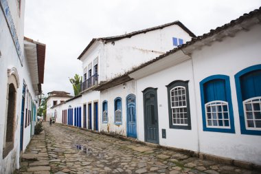 Paraty sokakta beyaz