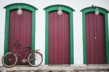 Kahverengi kapı ile bina cephe