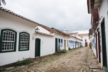 Paraty sokakta beyaz