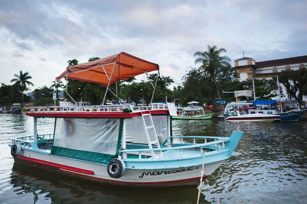 Bateaux dans l'eau et le ciel — Photo