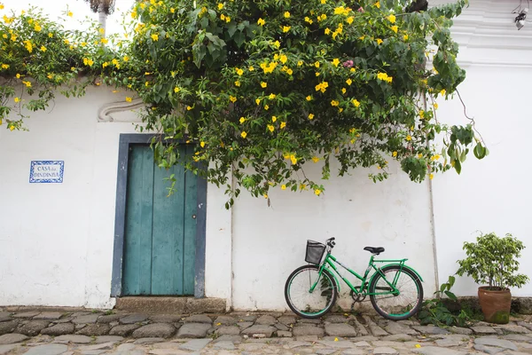 Gatuvy med cykel Stockfoto