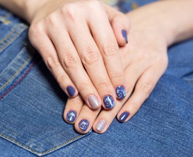 profesyonel mavi ve gümüş manikür ile eller