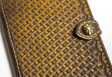 Beyaz arka planda izole kahverengi deri cüzdan