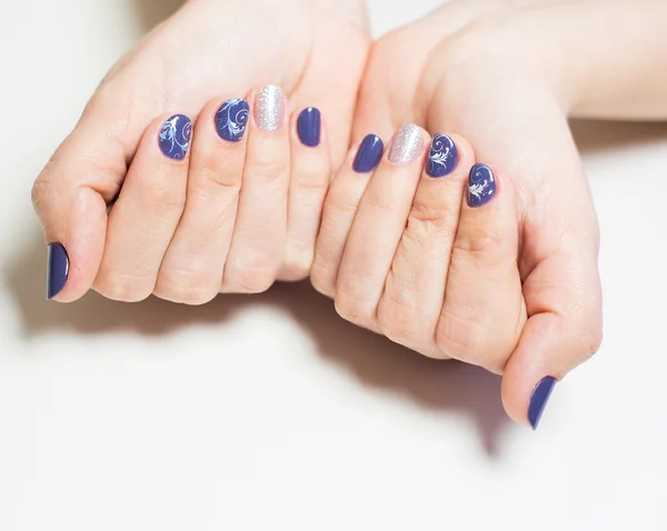Mains féminines avec manucure professionnelle bleue et argent — Photo