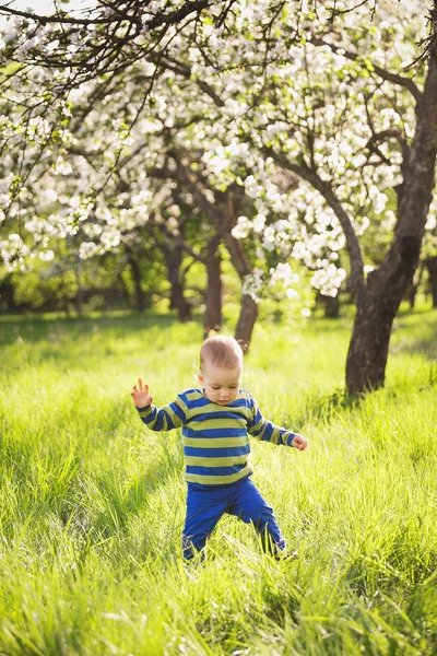 Enfant jouant dehors sur le printemps chaude journée ensoleillée — Photo