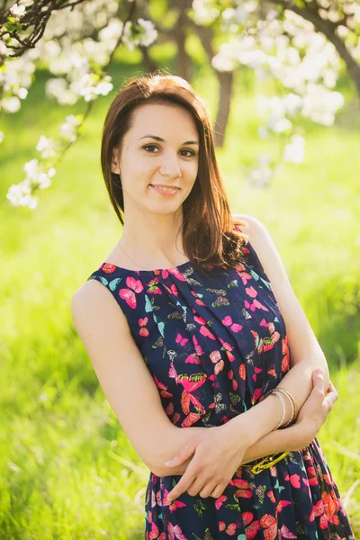 Portrait of smiling beautiful young woman enjoying warm sunny da — Stock Photo, Image