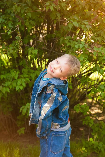 7 anos de idade criança vestida com jeans azuis casuais — Fotografia de Stock