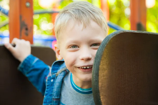 7 år gamla barn på lekplats — Stockfoto