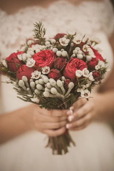 Красива квіткова композиція в руках молодої нареченої — стокове фото