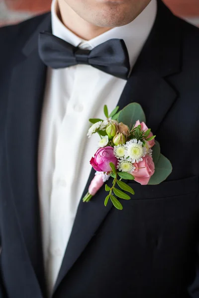 Siyah takım elbiseli adama tutturulmuş yaka çiçeği — Stok fotoğraf