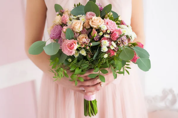 Virág kompozíció, kezében a fiatal lány — Stock Fotó