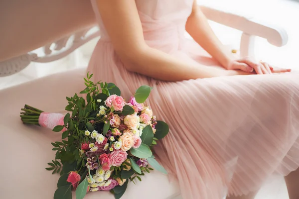 Красива квіткова композиція біля нареченої — стокове фото