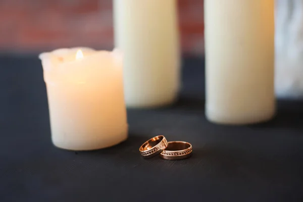 Alte weiße Kerzen auf altem schwarzen Tisch — Stockfoto