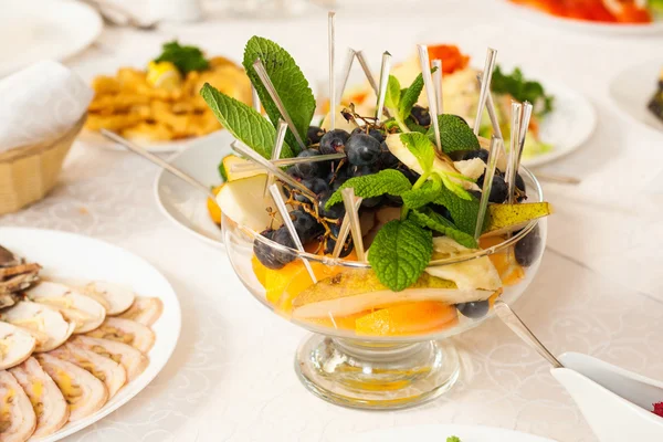 Close-up de tigela com variedade de frutas frescas — Fotografia de Stock
