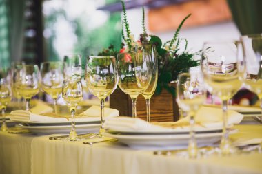 Birçok boş şarap gözlük dekore edilmiş Festival tablo