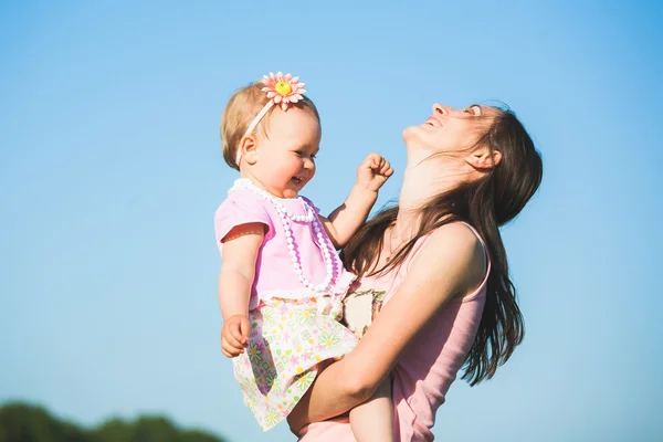 Mutter spielt mit Kind an sonnigem, warmen Tag draußen — Stockfoto