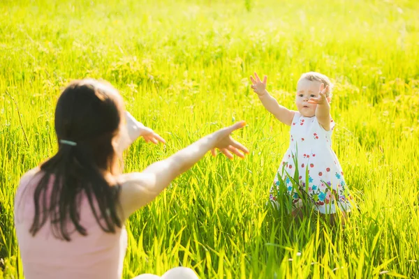 Piccola figlia felicemente in esecuzione verso la sua mamma — Foto Stock