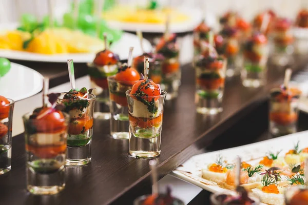 Comida para la fiesta. Primer plano de sándwiches, aperitivos y fruta —  Fotos de Stock